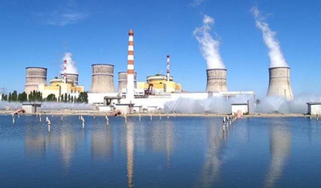 Rusët thonë se morën kontrollin e centralit bërthamor, Ukraina e mohon