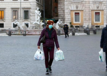 Polonia heqë shumicën e kufizimeve nga Covid-19, maska mbetet detyrim në vendet publike