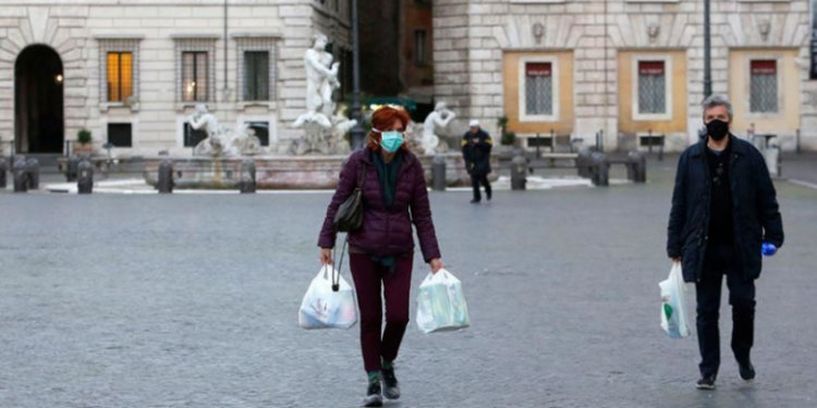 Polonia heqë shumicën e kufizimeve nga Covid-19, maska mbetet detyrim në vendet publike