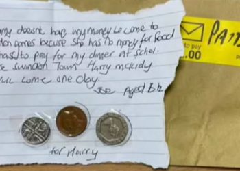 FOTO/ ‘Mami nuk ka para që të vijë në stadium’/ Vogëlushi përlot të gjithë me letrën…