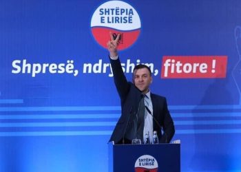 FOTO/Elton Bano fiton bindshëm në Lushnje, do lërë me gisht në gojë Taulant Ballën dhe Lulin