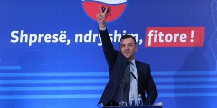 FOTO/Elton Bano fiton bindshëm në Lushnje, do lërë me gisht në gojë Taulant Ballën dhe Lulin