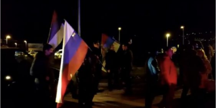 Ndodh në shtetin fqinj/ Qytetarët pro-rusë bllokojnë rrugët dhe brohorasin emrin e Vladimir Putin