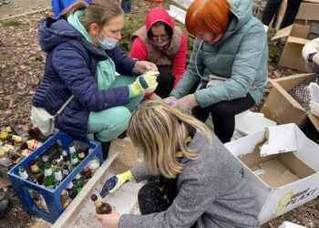 Gratë ukrainase bëjnë bomba molotov për tu mbrojtur nga pushtuesi rus
