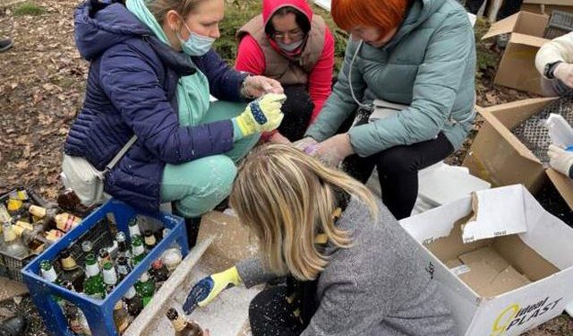 Gratë ukrainase bëjnë bomba molotov për tu mbrojtur nga pushtuesi rus
