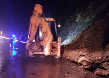 Rënie masive gurësh/ Bllokohet lëvizja e makinave në aksin Elbasan-Librazhd