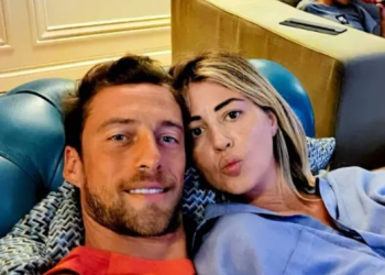 FOTO/ Ish-futbollisti i Juves publikon foto intime para pasqyrës me gruan e tij