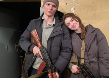 FOTO/ Njihuni me çiftin ukrainas që u martua pak orë pas pushtimit! Dita e parë duke mbledhur pushkët…