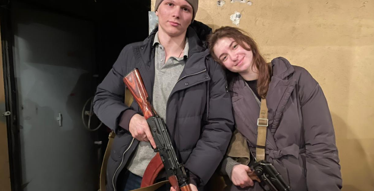 FOTO/ Njihuni me çiftin ukrainas që u martua pak orë pas pushtimit! Dita e parë duke mbledhur pushkët…