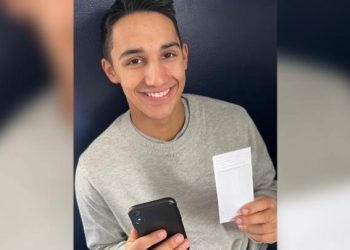 FOTO/ I premtoi 1.800 dollarë nëse për gjashtë vite qëndron pa rrjete sociale, i riu e kaloi pa problem sfidën e nënës