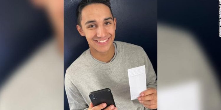 FOTO/ I premtoi 1.800 dollarë nëse për gjashtë vite qëndron pa rrjete sociale, i riu e kaloi pa problem sfidën e nënës