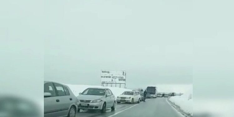 Kapshticë/ Bllokohet një anë e aksit nacional që të çon drejt doganës