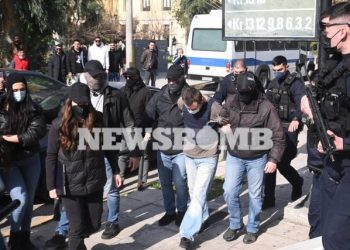 FOTO-VIDEO/ Tronditet Greqia, këta janë prindërit që varrosën në kuti djalin e tyre