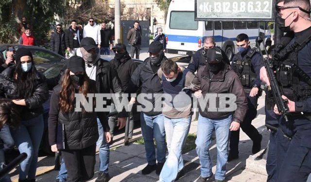 FOTO-VIDEO/ Tronditet Greqia, këta janë prindërit që varrosën në kuti djalin e tyre