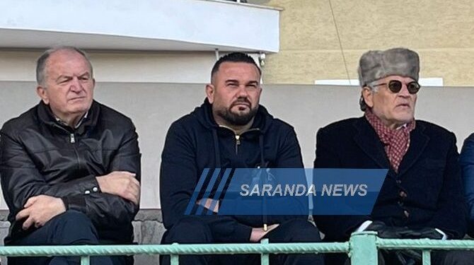 ESKLUZIVE/ I armatosur dhe me gjashtë badigardë: Koço Kokëdhima sherr me tifozët e Sarandës, i kërcënon me pistoletë