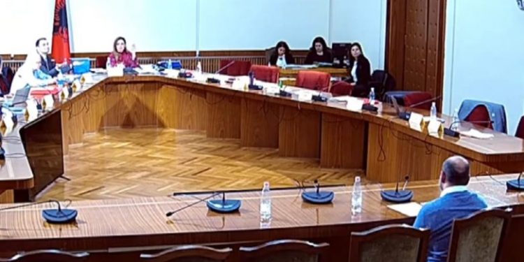 “Është i dënuar”/ PS braktis Komisionin Hetimor për Inceneratorët, nuk dëgjon dëshminë e gazetarit