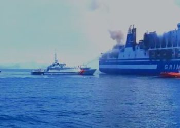 VIDEO/ Djegia e tragetit në Korfuz, dy anijet të Forcës Detare shqiptare për shuarjen e flakëve!