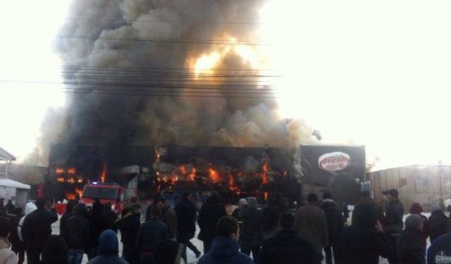 VIDEO/ Tmerr në Kosovë: Zjarri përfshin qendrën tregtare, flakët shkojnë “deri në qiell”
