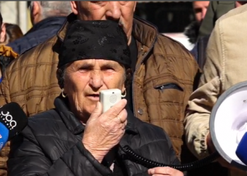 “Më lironi djalin”/ Banorët e “5 Majit”, Laprakës dhe Paskuqnit sërish në protestë, nënë Liza del me thirrje për të gjithë shqiptarët