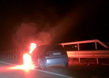Shpërthen në flakë një automjet në aksin Tiranë-Elbasan