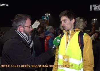 Për ditë me radhë në këmbë për t’i shpëtuar luftës, situata në kufirin Ukrainë-Poloni