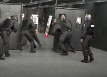 VIDEO/ RENEA ndërhyn dhe shpëton pengun brenda 26 sekondash, armë dhe të shtëna në operacion