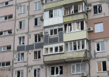 FOTO/ Pamjet horror! Vajza 6-vjeçare vdes nga sulmi rus, e ëma duke pritur me shallin rozë të saj