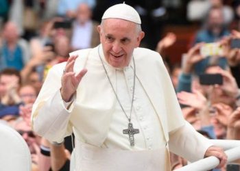 Lufta në Ukrainë nxjerr Papën nga protokolli, i shkon në zyrë ambasadorit rus, ja sa zgjati takimi