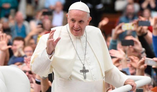 Lufta në Ukrainë nxjerr Papën nga protokolli, i shkon në zyrë ambasadorit rus, ja sa zgjati takimi