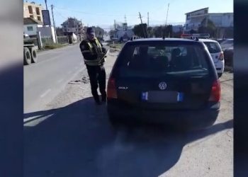 Automjete që ndotin ajrin/ Policia nis kontrollet, ndëshkohen shoferët