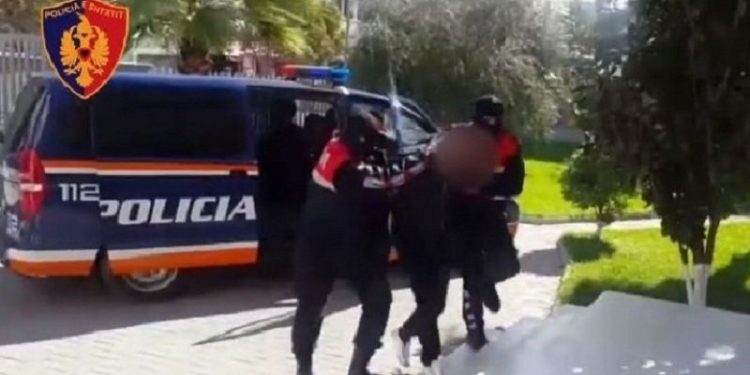 Pesë të arrestuar në Durrës, kryenin grabitje banesash e falsifikime dokumentesh