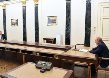 The Economist: Rusia zgjat një degë ulliri, por po tund edhe shpatën