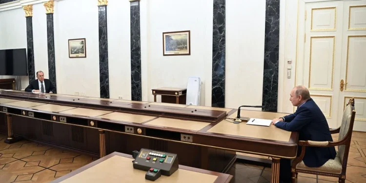 The Economist: Rusia zgjat një degë ulliri, por po tund edhe shpatën