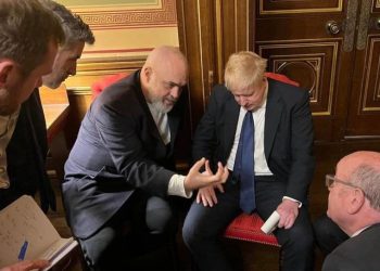 Çfarë po diskutojnë? Kryeministri Rama poston foto nga takimi ‘kokë më kokë’ me Boris Johnson
