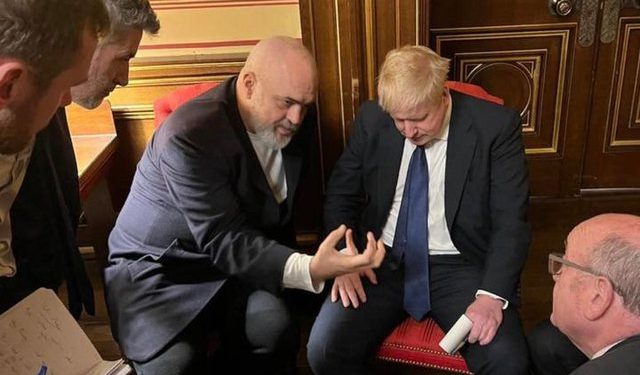 Çfarë po diskutojnë? Kryeministri Rama poston foto nga takimi ‘kokë më kokë’ me Boris Johnson