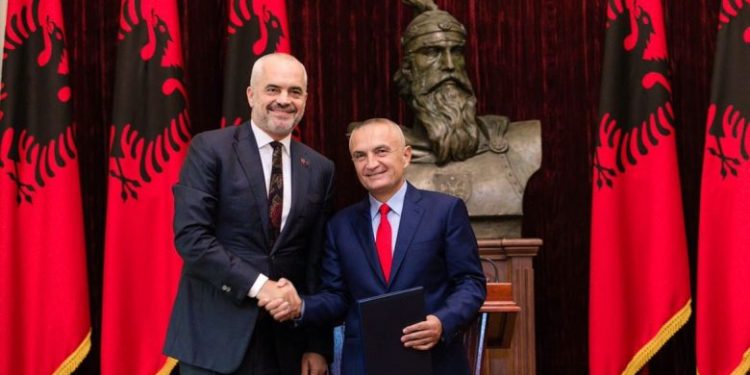 A do të pasojë shkarkimi i Metës me shpalljen e tij ‘non grata’? Ja si përgjigjet Rama