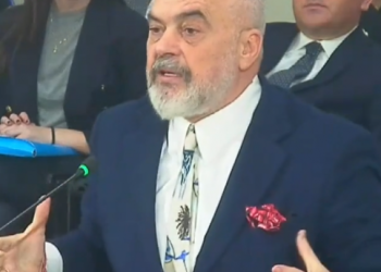 “Keni pasur njerëz nën rrogozë e ju kanë mashtruar, a duhet të monitoroni ministrat?”/ Rama-Bushatit: Unë ‘u vë gjoksin’ atyre