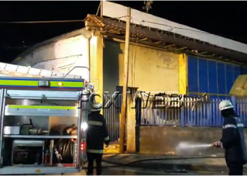 Zjarr në një servis makinash në Berat