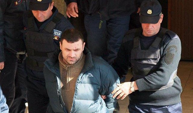 Nën masa të rrepta sigurie, Emiljano Shullazi lë qelinë e burgut dhe transportohet drejt spitalit