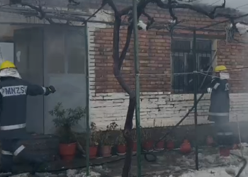 Shkrumbohet nga flakët banesa në Maliq, nuk dihet nëse ka të lënduar
