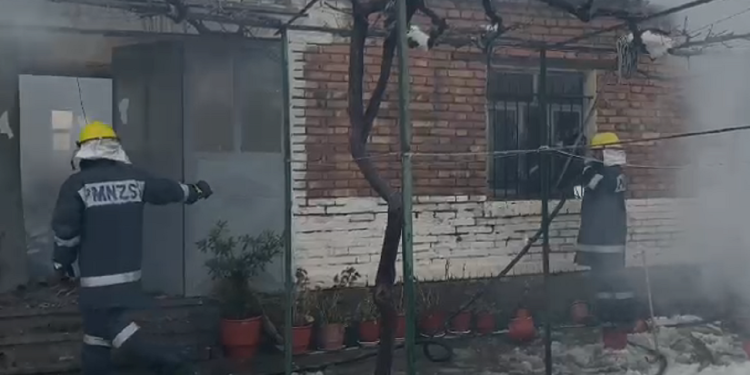 Shkrumbohet nga flakët banesa në Maliq, nuk dihet nëse ka të lënduar