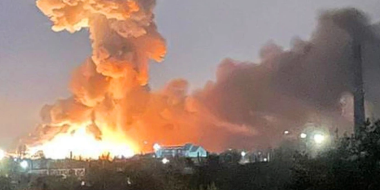 VIDEO/ Zbrazet Kievi! 4 mijë ukrainas largohen drejt Moldavisë, marrin paratë nga bankomatet dhe boshatisin supermarketet