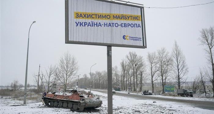 ARSYEJA/ ‘Shko q* veten’, çfarë po ndodh në Ukrainë, vendasit zhdukin tabelat e rrugëve