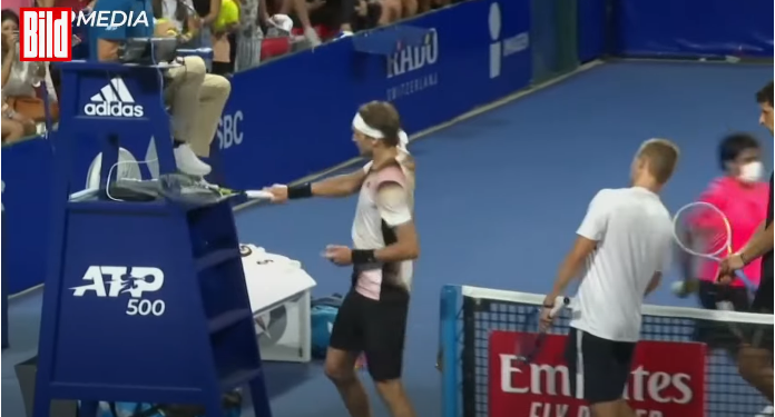 VIDEO/ Tenistin e lëshojnë nervat, godet me raketë arbitrin
