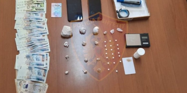 Kapet një sasi heroine dhe para në Tiranë, arrestohet 37-vjeçari
