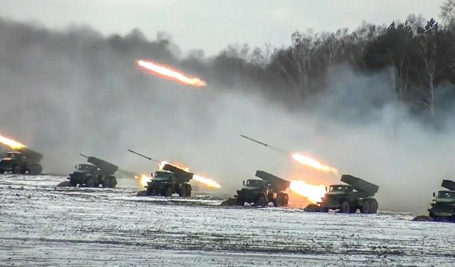 Lëshohen bomba mbi qytetin ukrainas, fotot nga terreni që zbuluan gjithçka