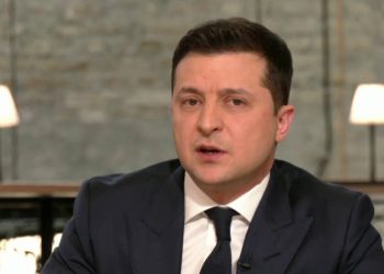 Presidenti i Ukrainës armatos popullin: Kushdo që dëshiron armë….