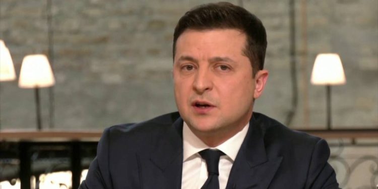 Presidenti i Ukrainës armatos popullin: Kushdo që dëshiron armë….