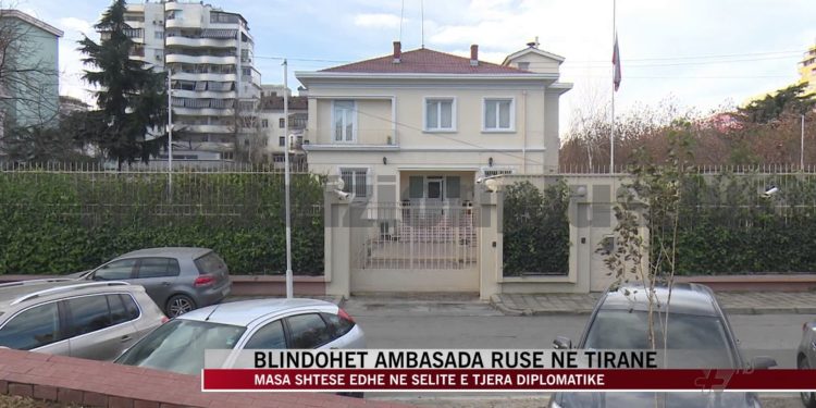 Ndizet Tirana, shpërthen protesta para ambasadës ruse. Ja ora kur do mbahet