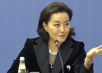 Gazetari shqiptar futet në dyqanin e s*ksit dhe bën lidhjen me Yuri Kim